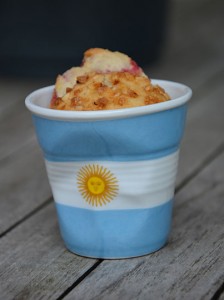 tasse revol drapeau argentine accueille un financier maison aux framboises et éclats de noisettes sur assiettes et gourmandises