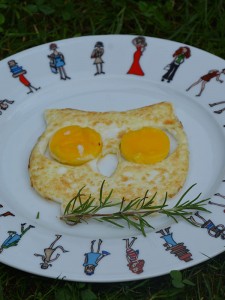 un oeuf au plat en forme de chouette c'est plus sympa pour manger des oeufs au plat 