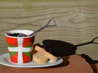 confitures de mures sauvage du pays basque dans tasse pays basque revole et sous tasse froissée revole et cuillere pelle