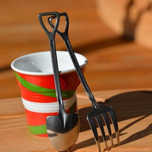 couverts qui évoquent des outils de jardinage en miniatures un vrai clin d'oeil pour les cafés ou thés gourmands