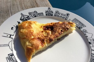 le crépiau breton est un dessert aux pommes comme une énorme crêpe