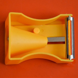 taille crayon géant pour éplucher les légumes et faire de jolies corolles, en plastique jaune, karoto est un allié dans la cuisine