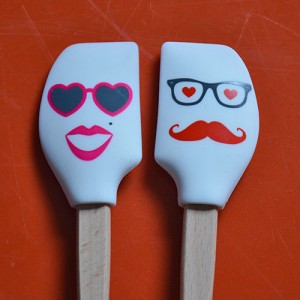 deux mini spatules tovolo de la collection spatulart pour évoquer le couple avec madame et monsieur spatule.... très pratiques pour cuisiner