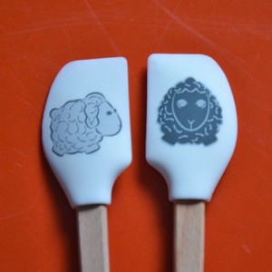 deux mini spatules tovolo de la collection spatulart pour évoquer le pays basque avec ces moutons noirs et blanc.... très pratiques pour cuisiner