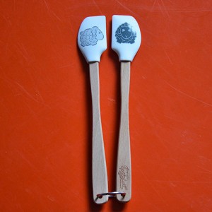 deux mini spatules tovolo de la collection spatulart pour évoquer le pays basque avec ces moutons noirs et blanc.... très pratiques pour cuisiner