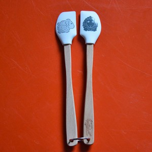 deux mini spatules tovolo de la collection spatulart pour évoquer le pays basque avec ces moutons noirs et blanc.... très pratiques pour cuisiner