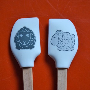 deux mini spatules tovolo de la collection spatulart pour évoquer le pays basque avec ces moutons noirs et blanc.... très pratiques pour cuisiner