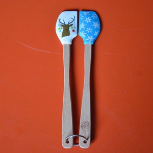 deux mini spatules tovolo de la collection spatulart pour évoquer noel avec le cerf et ses guirlandes et l'imprimé neige.... très pratiques pour cuisiner