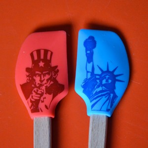 deux mini spatules tovolo de la collection spatulart pour évoquer l'Amérique avec la statue de la liberté et l'effigie de l'Oncle Sam.... très pratiques pour cuisiner