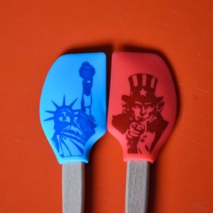 deux mini spatules tovolo de la collection spatulart pour évoquer l'Amérique avec la statue de la liberté et l'effigie de l'Oncle Sam.... très pratiques pour cuisiner