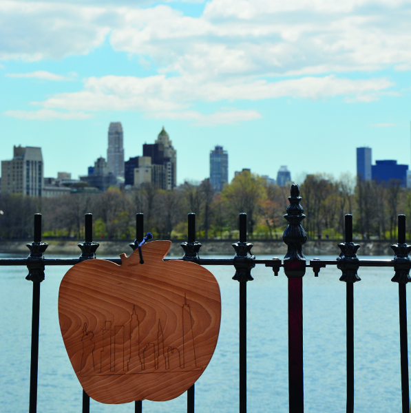 la planche à découper big apple met à l'honneur NYC et son skyline - planche à découper en hêtre massif , élaborée par un ébéniste pour Assiettes et compagnie - fabrication française