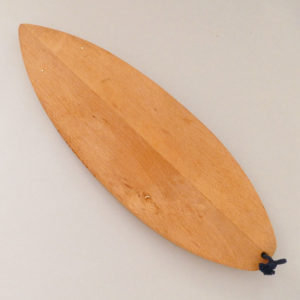 plancheune planche de surf qui n'aime pas être trempée dans l'eau, ça c'est original, par contre elle ne craint aucune rayore , n'a pas peur d'un couteau, une série de fromages et même des gâteaux : planche à découper planche de surf par assiettes et compagnie