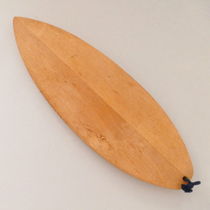 plancheune planche de surf qui n'aime pas être trempée dans l'eau, ça c'est original, par contre elle ne craint aucune rayore , n'a pas peur d'un couteau, une série de fromages et même des gâteaux : planche à découper planche de surf par assiettes et compagnie