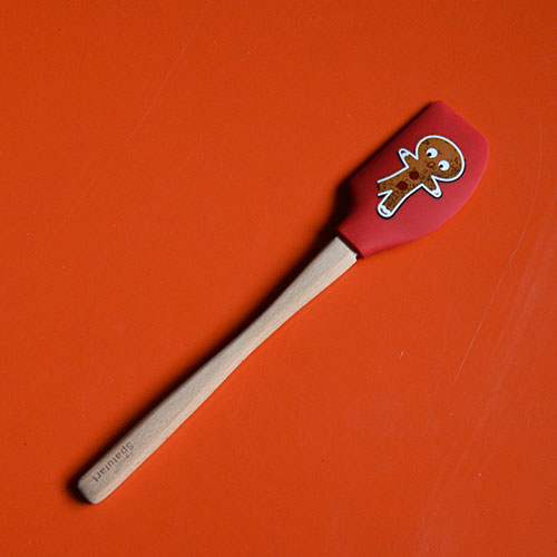 spatule gingerbread par tovolo en bois et silicone, une spatule très solide et très original pour cuisiner avec ardeur