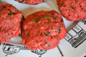 hamburger maison par assiettes et gourmandises sur assiette paris