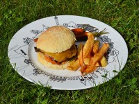 hamburger maison par assiettes et gourmandises sur assiette basque