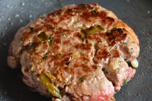 hamburger maison par assiettes et gourmandises sur assiette basque