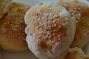 hamburger maison par assiettes et gourmandises sur assiette basque