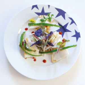 plat bleu avec les étoiles bleues, nouvelle collection assiettes et compagnie éditée par la maison Revol porcelaines
