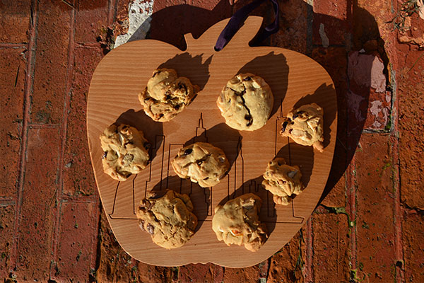 petits biscuits aux pépites de chocolat blanc et au lait par assiettes et gourmandises présentés sur la planche à découper big apple NYC