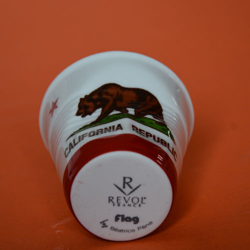 La Californie s'affiche aussi en tasse à café Revol avec son drapeau revisitée; porcelaine fabriquée en France, design par béatrice Pene