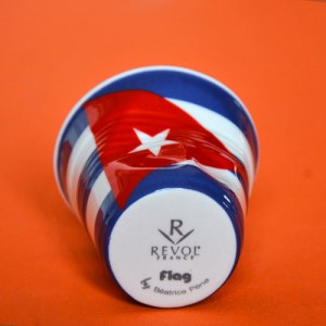 Cuba s'affiche aussi en tasse à café Revol avec son drapeau revisitée; porcelaine fabriquée en France, design par béatrice Pene