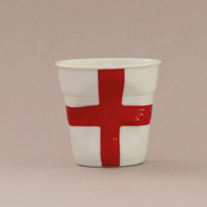 la tasse Angleterre fait partie de la collection flag par revol, une série de tasses froissées en porcelaine éditée pas revol à partir d'une idée originale de béatrice pene créatrice d'assiettes et compagnie