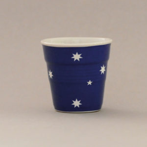 la tasse Australie fait partie de la collection flag par revol, une série de tasses froissées en porcelaine éditée pas revol à partir d'une idée originale de béatrice pene créatrice d'assiettes et compagnie