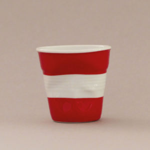 la tasse Autriche fait partie de la collection flag par revol, une série de tasses froissées en porcelaine éditée pas revol à partir d'une idée originale de béatrice pene créatrice d'assiettes et compagnie
