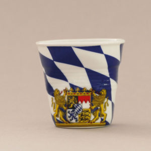 la tasse Bavière fait partie de la collection flag par revol, une série de tasses froissées en porcelaine éditée pas revol à partir d'une idée originale de béatrice pene créatrice d'assiettes et compagnie