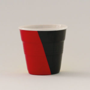 la tasse Belgique fait partie de la collection flag par revol, une série de tasses froissées en porcelaine éditée pas revol à partir d'une idée originale de béatrice pene créatrice d'assiettes et compagnie