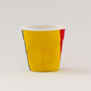 la tasse Belgique fait partie de la collection flag par revol, une série de tasses froissées en porcelaine éditée pas revol à partir d'une idée originale de béatrice pene créatrice d'assiettes et compagnie