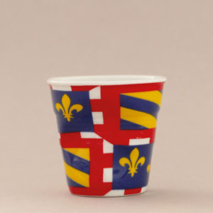 la tasse Bourgogne fait partie de la collection flag par revol, une série de tasses froissées en porcelaine éditée pas revol à partir d'une idée originale de béatrice pene créatrice d'assiettes et compagnie