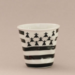 la tasse Bretagne fait partie de la collection flag par revol, une série de tasses froissées en porcelaine éditée pas revol à partir d'une idée originale de béatrice pene créatrice d'assiettes et compagnie