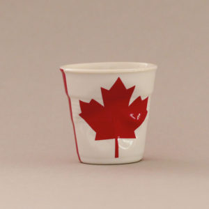 la tasse Canad fait partie de la collection flag par revol, une série de tasses froissées en porcelaine éditée pas revol à partir d'une idée originale de béatrice pene créatrice d'assiettes et compagnie