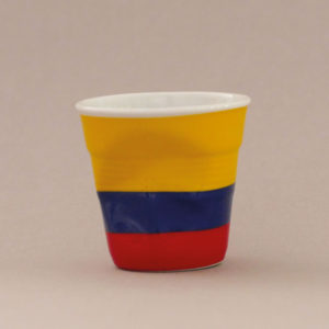 la tasse Clombie fait partie de la collection flag par revol, une série de tasses froissées en porcelaine éditée pas revol à partir d'une idée originale de béatrice pene créatrice d'assiettes et compagnie