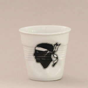 la tasse Corse fait partie de la collection flag par revol, une série de tasses froissées en porcelaine éditée pas revol à partir d'une idée originale de béatrice pene créatrice d'assiettes et compagnie