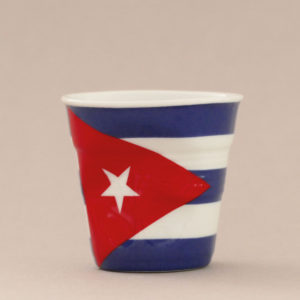 la tasse Cuba fait partie de la collection flag par revol, une série de tasses froissées en porcelaine éditée pas revol à partir d'une idée originale de béatrice pene créatrice d'assiettes et compagnie
