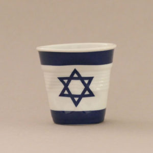 la tasse Israel fait partie de la collection flag par revol, une série de tasses froissées en porcelaine éditée pas revol à partir d'une idée originale de béatrice pene créatrice d'assiettes et compagnie