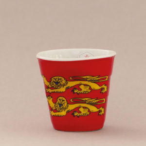 la tasse Normandie fait partie de la collection flag par revol, une série de tasses froissées en porcelaine éditée pas revol à partir d'une idée originale de béatrice pene créatrice d'assiettes et compagnie
