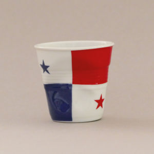 la tasse Panama fait partie de la collection flag par revol, une série de tasses froissées en porcelaine éditée pas revol à partir d'une idée originale de béatrice pene créatrice d'assiettes et compagnie