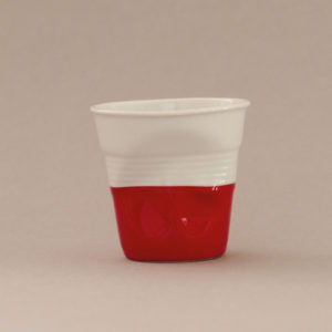 la tasse Pologne fait partie de la collection flag par revol, une série de tasses froissées en porcelaine éditée pas revol à partir d'une idée originale de béatrice pene créatrice d'assiettes et compagnie