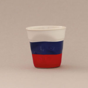 la tasse Russie fait partie de la collection flag par revol, une série de tasses froissées en porcelaine éditée pas revol à partir d'une idée originale de béatrice pene créatrice d'assiettes et compagnie