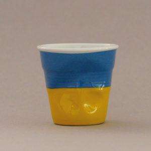 la tasse Ukrainefait partie de la collection flag par revol, une série de tasses froissées en porcelaine éditée pas revol à partir d'une idée originale de béatrice pene créatrice d'assiettes et compagnie