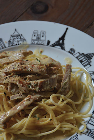 l'assiette Paris accueille une recette intemporelle, les escalopes de veau à la crème sur un lit de spaghetti fraiches