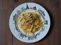 l'assiette Paris accueille une recette intemporelle, les escalopes de veau à la crème sur un lit de spaghetti fraiches