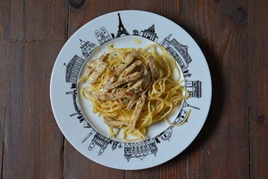 l'assiette Paris accueille une recette intemporelle, les escalopes de veau à la crème sur un lit de spaghetti fraiches