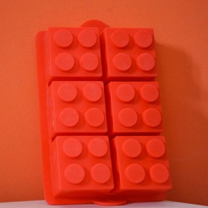 moule monsieur lego pour faire des gâteaux Lego, moule en silicone, une sélection de moules sympa sur assiettes et compagnie