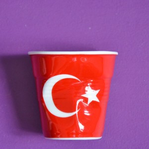 tasse revol drapeau turquie, une nouvelle tasse pour la collection flat de revol, les tasses froissées en porcelaine, made in france et dessinées par Béatrice Pene