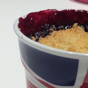 recette de crumble cassis et brugnon par beatrice pene sur assiettes et gourmandises, une recette de france bleu pays basque